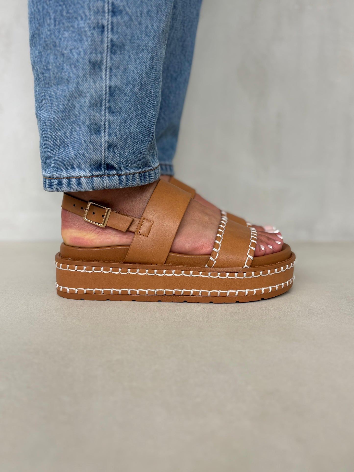 14351 – Sandalias Camel con Plataforma Alta y Detalles de Costura Blanca