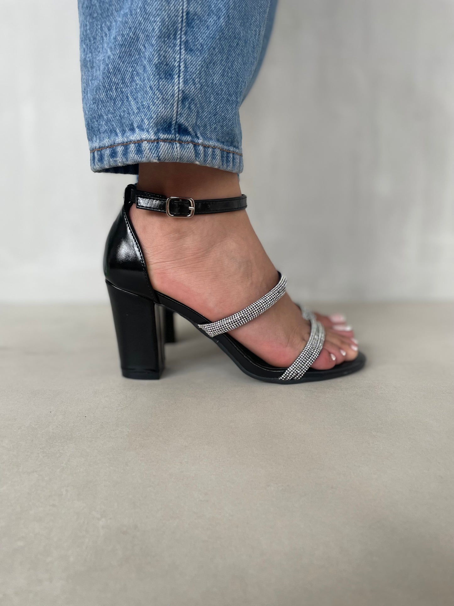 14331 – Sandalias Negras con Tacón Alto y Detalle Brillante