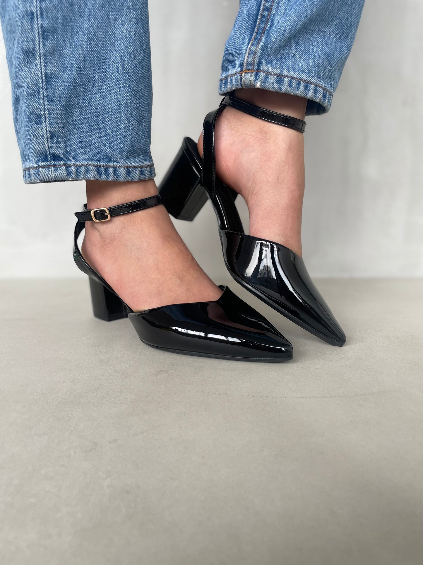 14251 – Zapatos negros de charol con pulsera y tacón cuadrado para dama