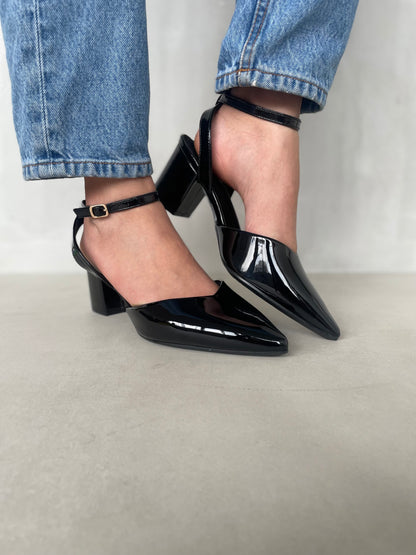 14251 – Zapatos negros de charol con pulsera y tacón cuadrado para dama