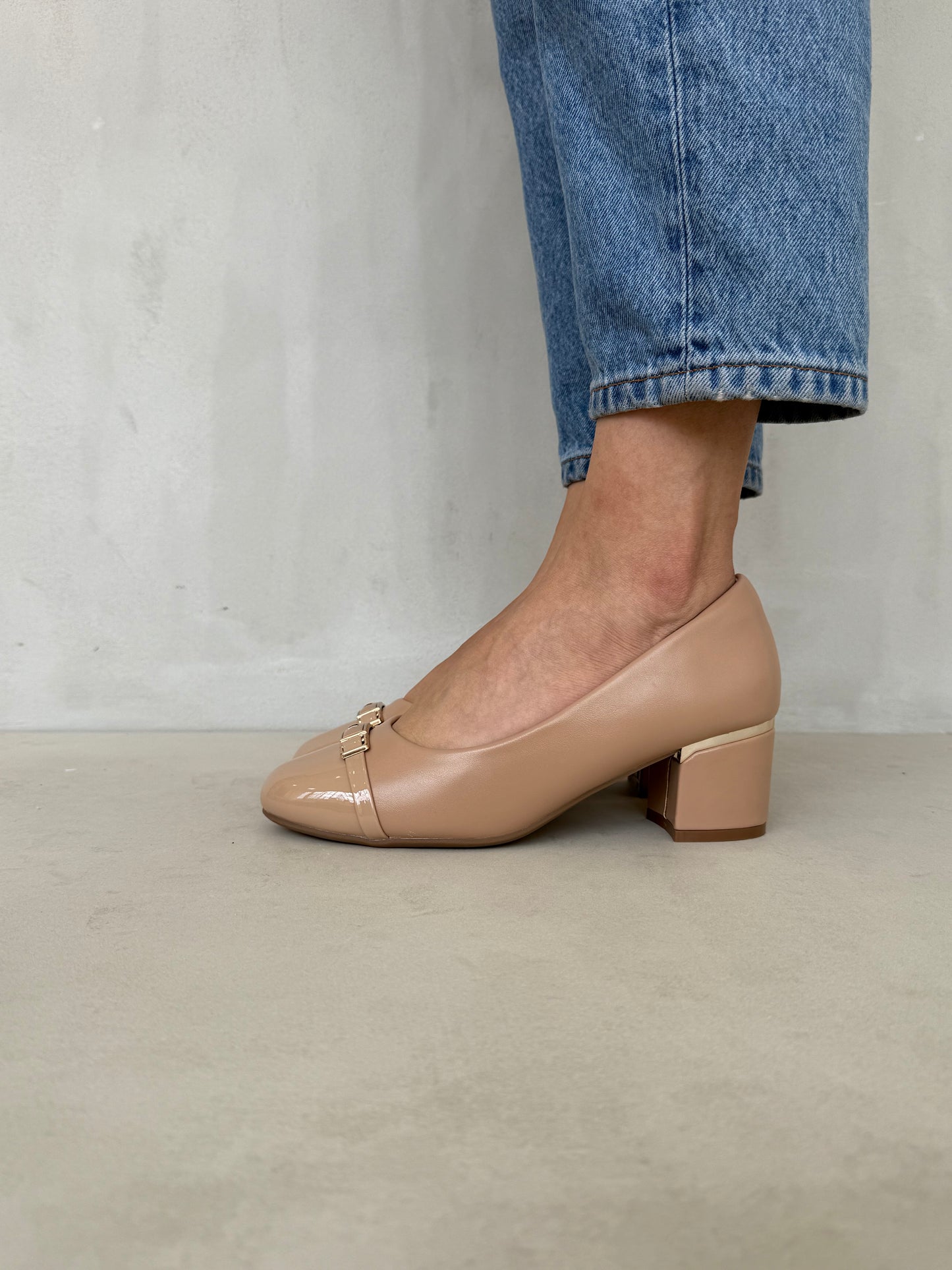 14253 – Zapatos de Tacón Medio Beige Crema