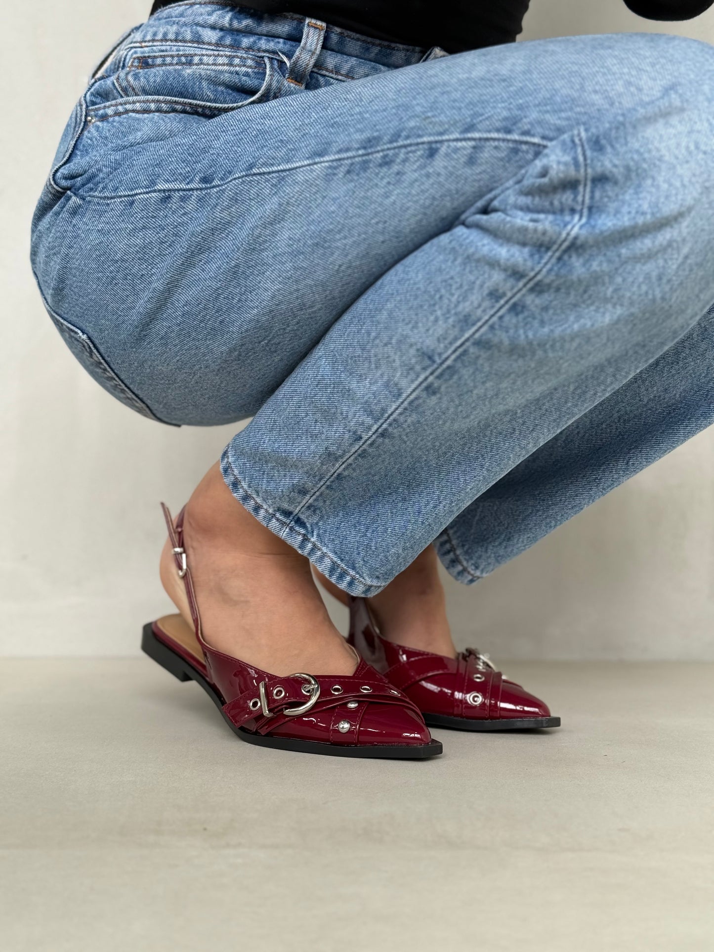 14096 - Zapatos Slingback en Charol Vino con Hebillas y Tachuelas