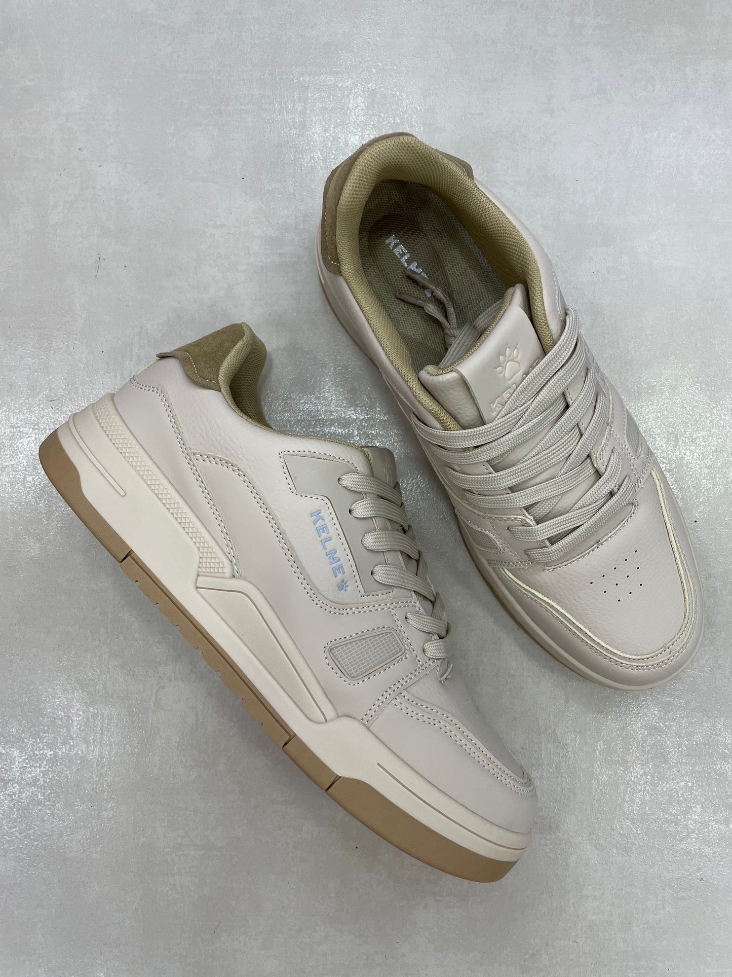 14245 – Tenis beige deportivos para dama Kelme