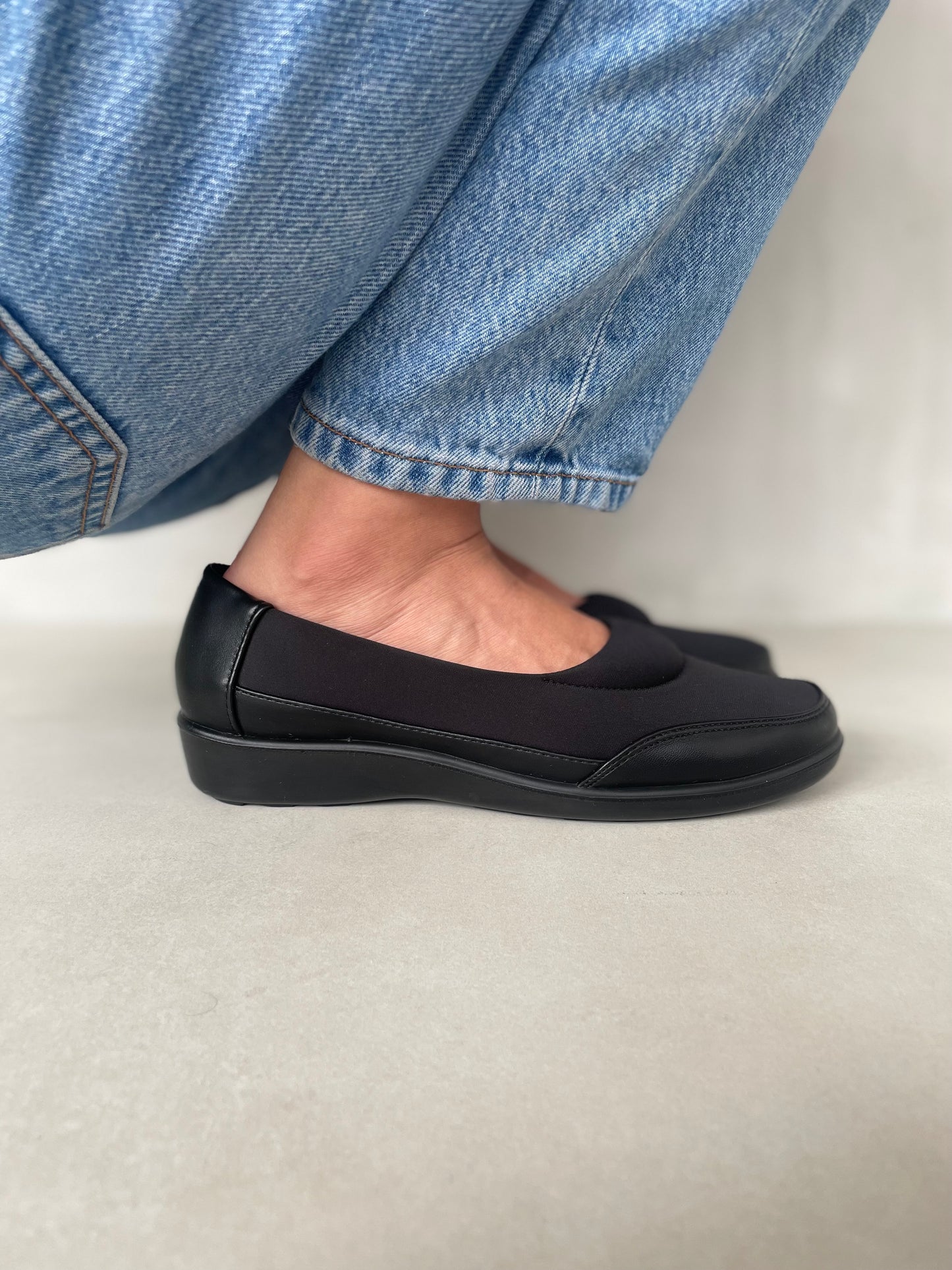 13095 – Zapatos Negros Tejidos con Suela Ergonómica