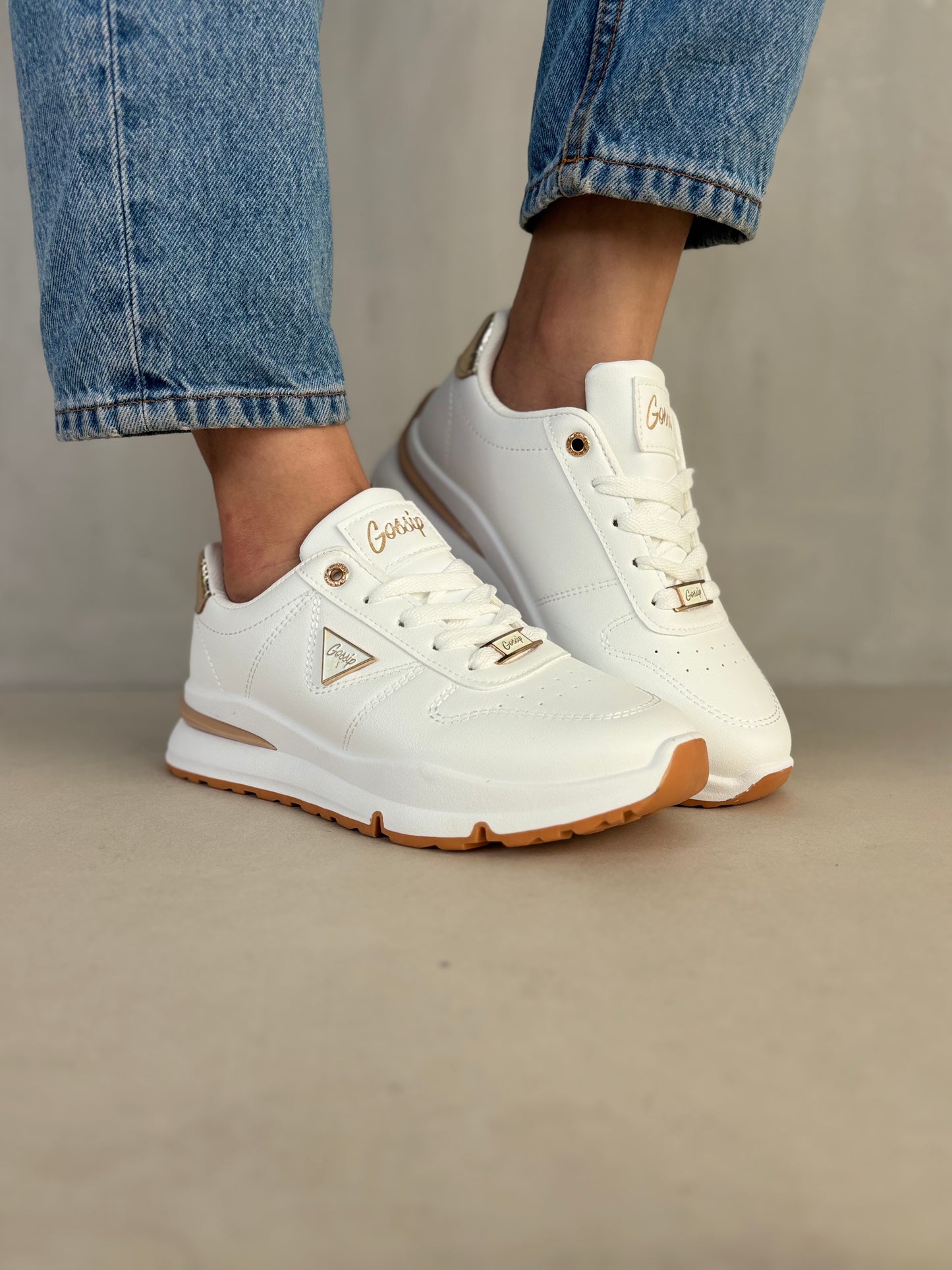 14340 – Zapatillas blancas con detalles dorados para dama