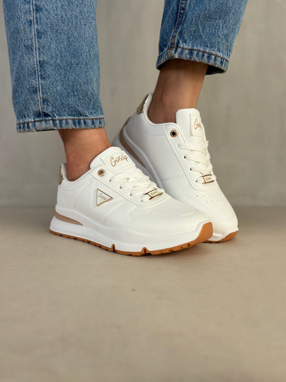 14340 – Zapatillas blancas con detalles dorados para dama