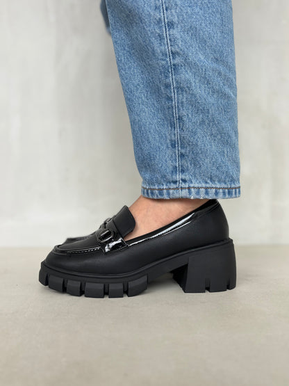 14064 - Mocasines para Mujer en Negro con Plataforma y Herraje Metálico