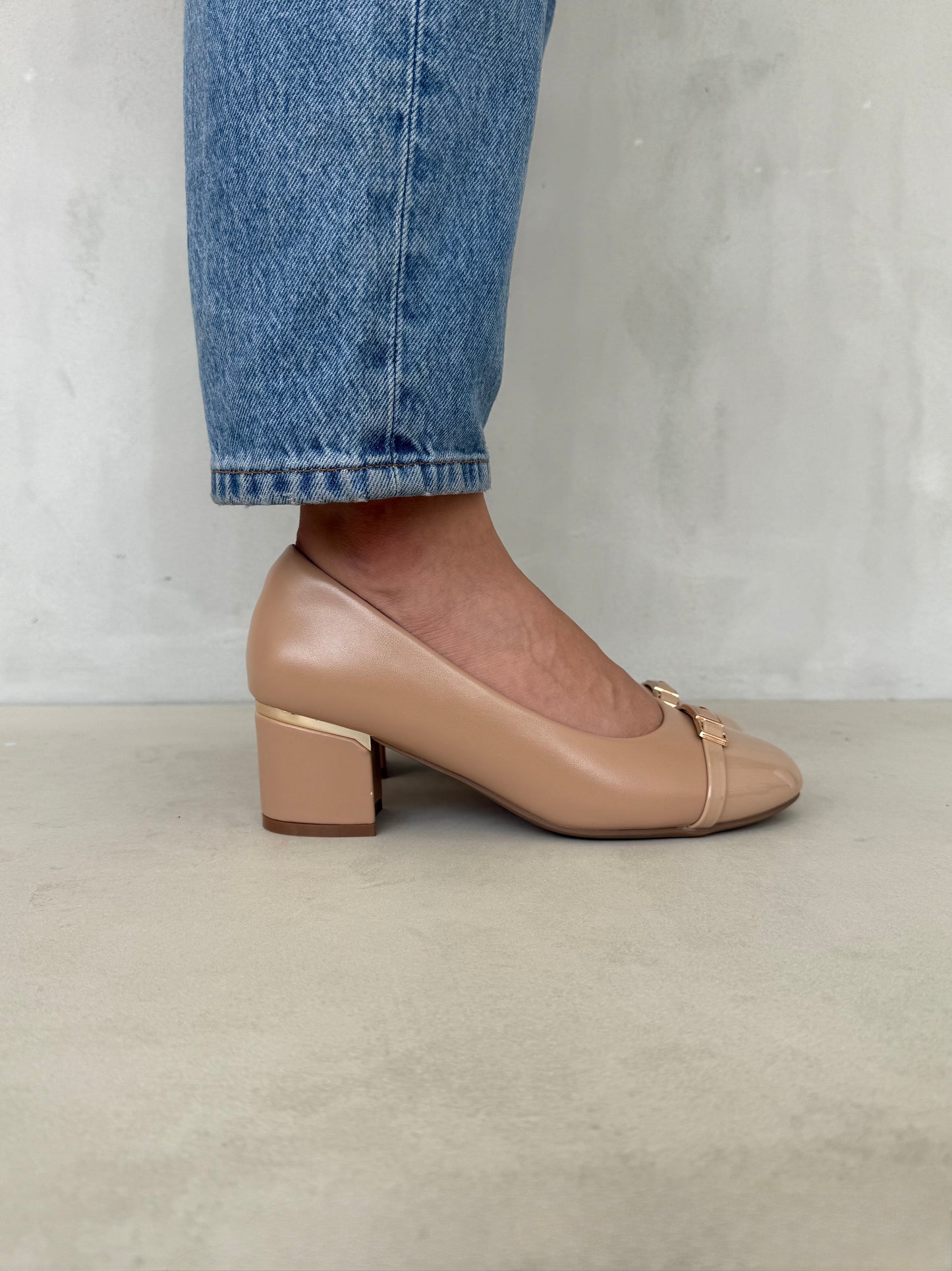 14253 – Zapatos de Tacón Medio Beige Crema