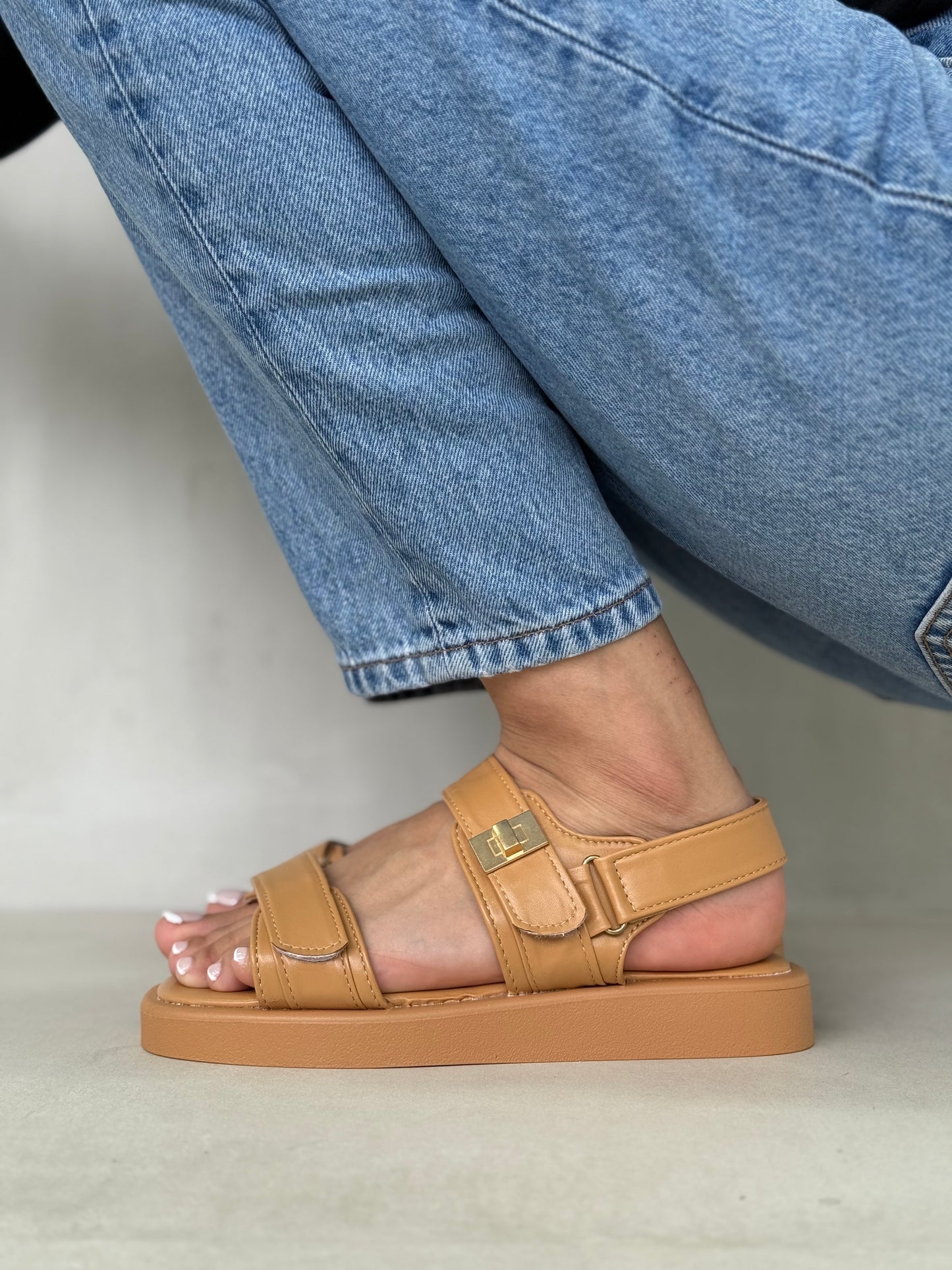 14047 - Sandalias con Velcro Ajustable