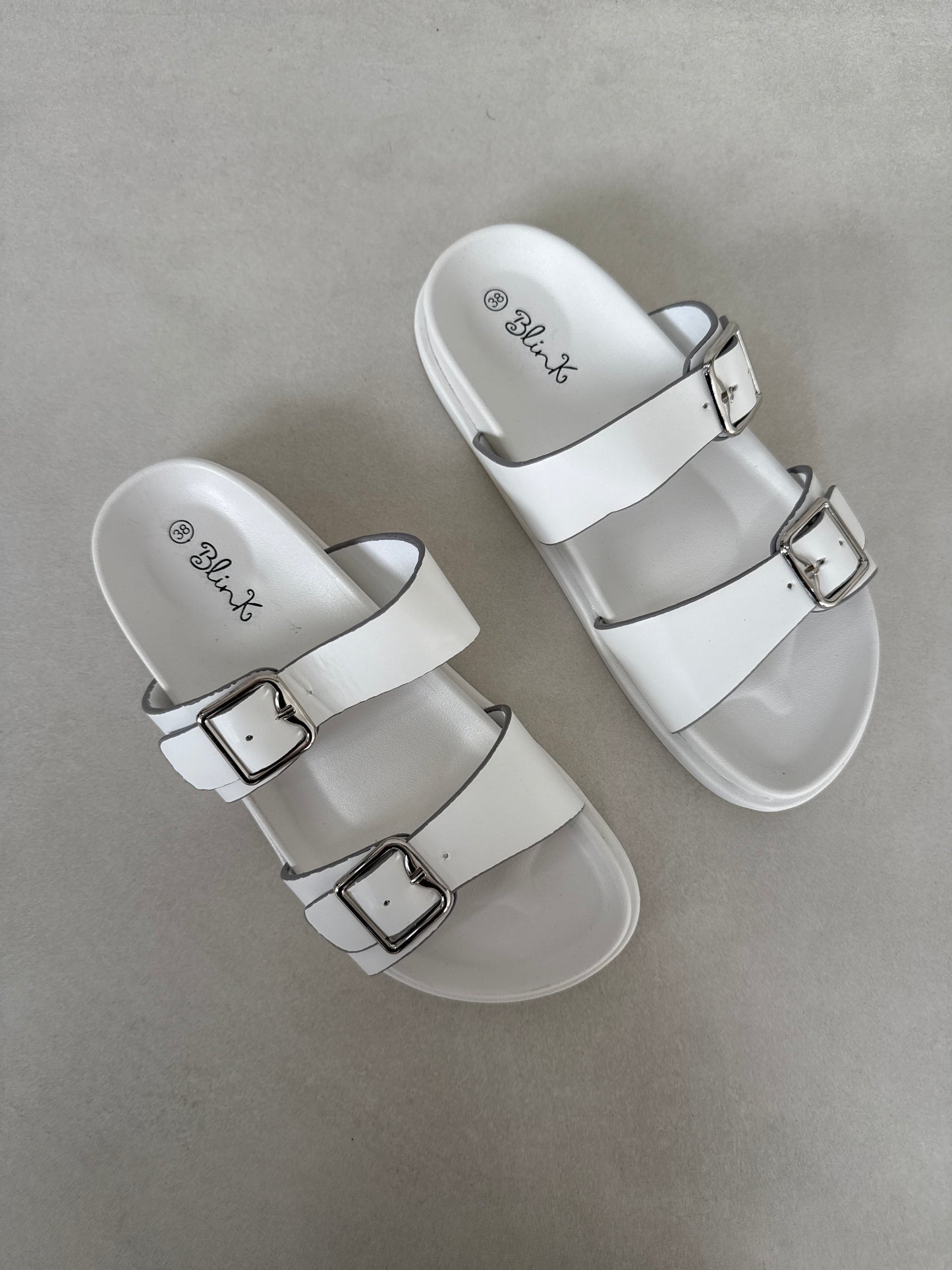 14491 – Sandalias Blancas con Hebillas Metálicas