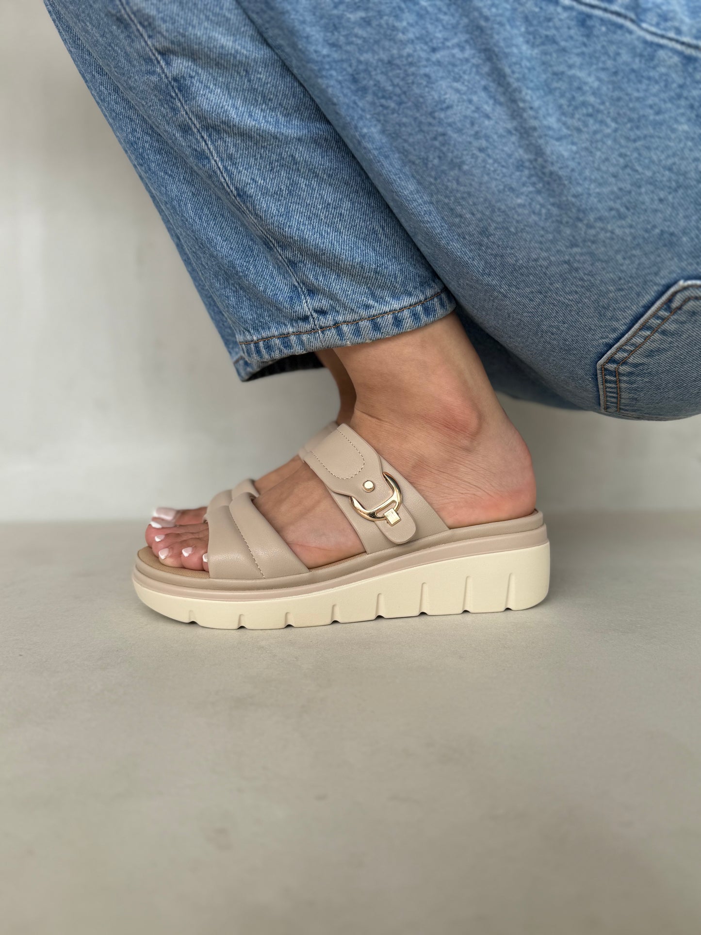 14031-Sandalias con Plataforma y Detalle Metálico