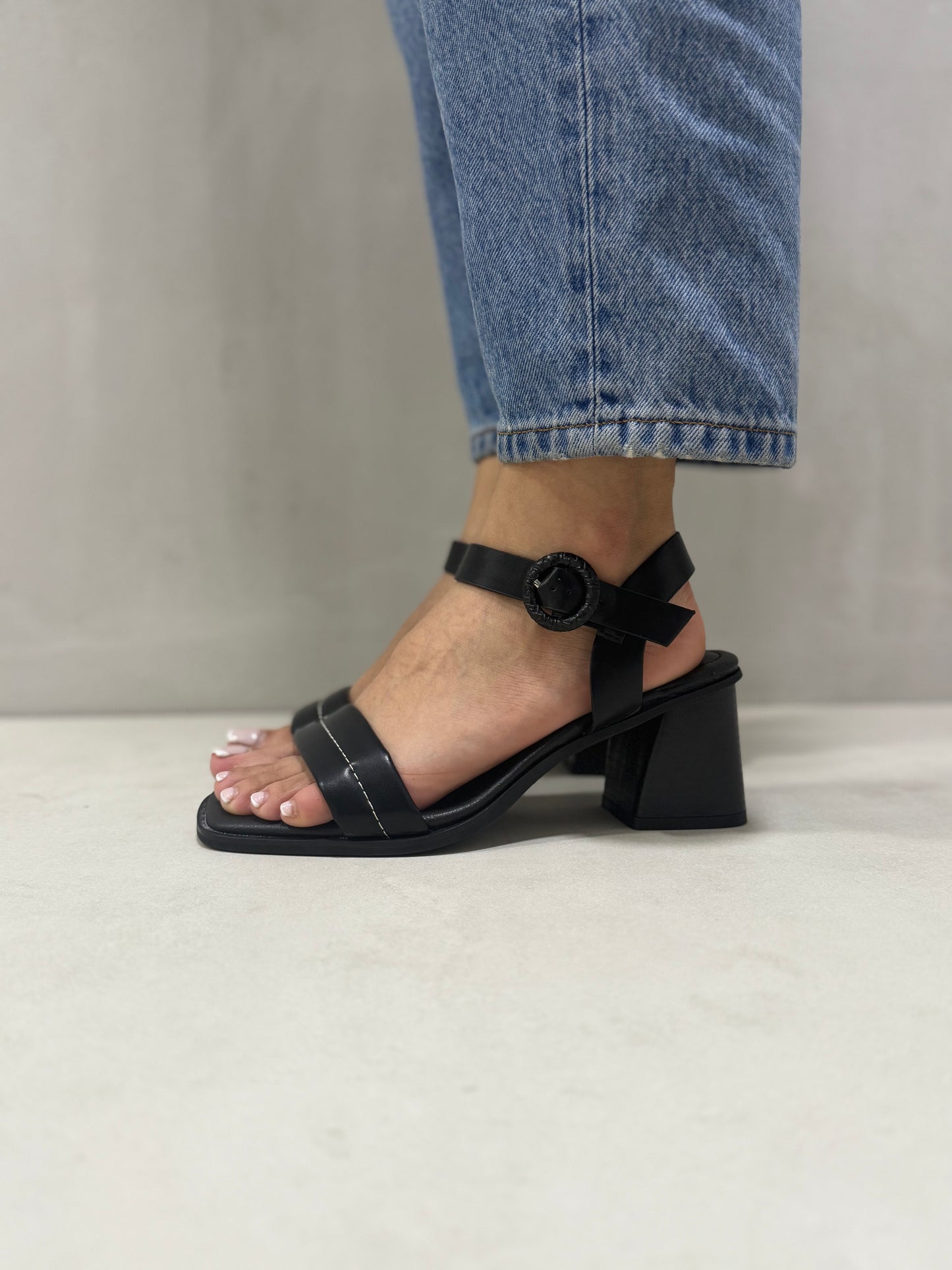 13138 - Sandalias de Tacón Medio para Mujer en Color Negro