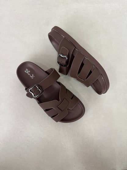 14481 – Sandalias Marrón con Hebilla Plateada y Diseño Entrelazado