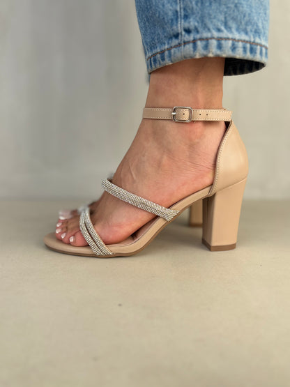 14329 – Sandalias beige con tiras brillantes y tacón alto para dama