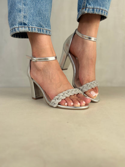 14328 – Sandalias plateadas con tiras trenzadas brillantes y tacón alto para dama