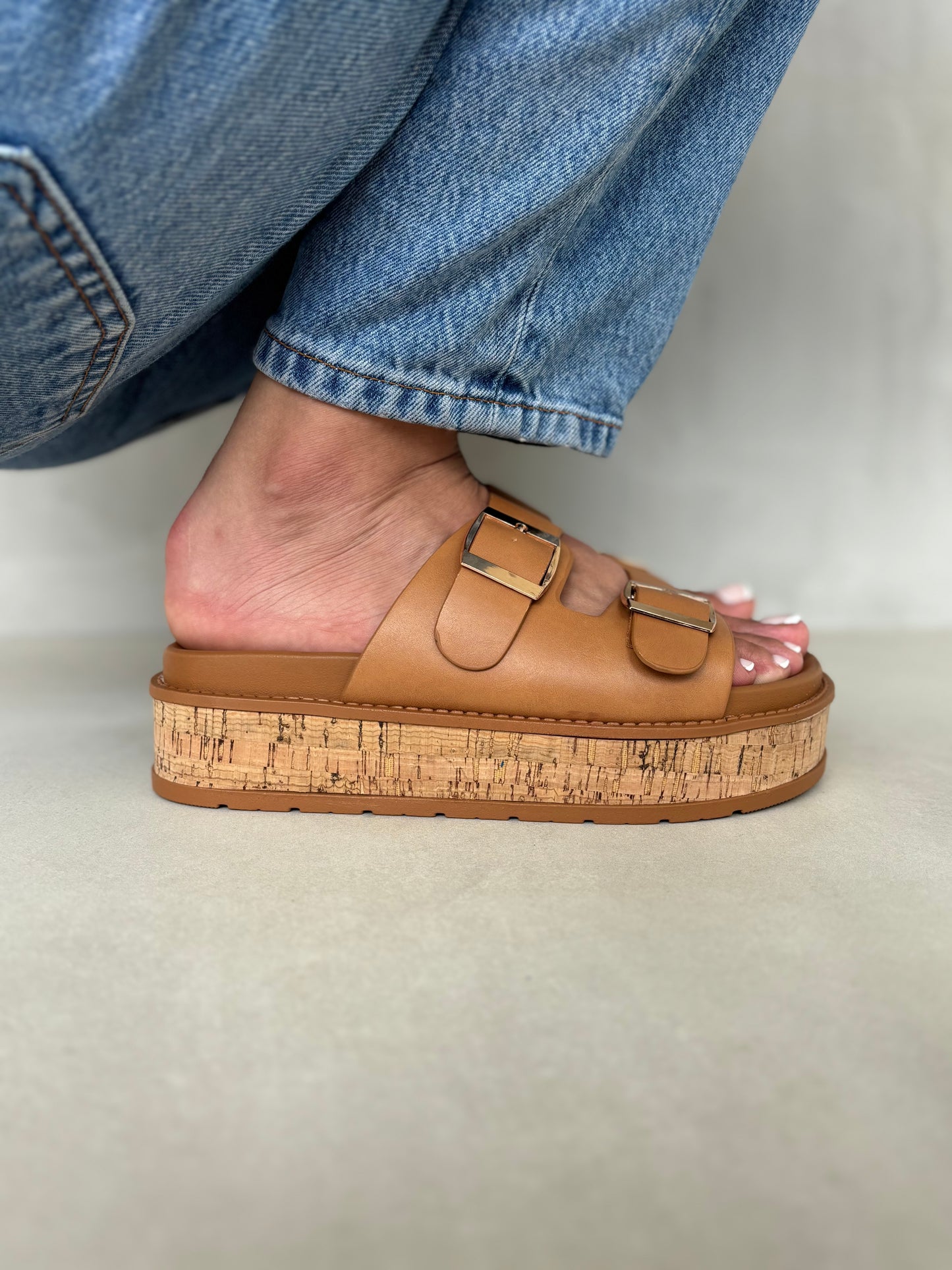 14354 – Sandalias Camel con Plataforma de Corcho y Hebillas Doradas
