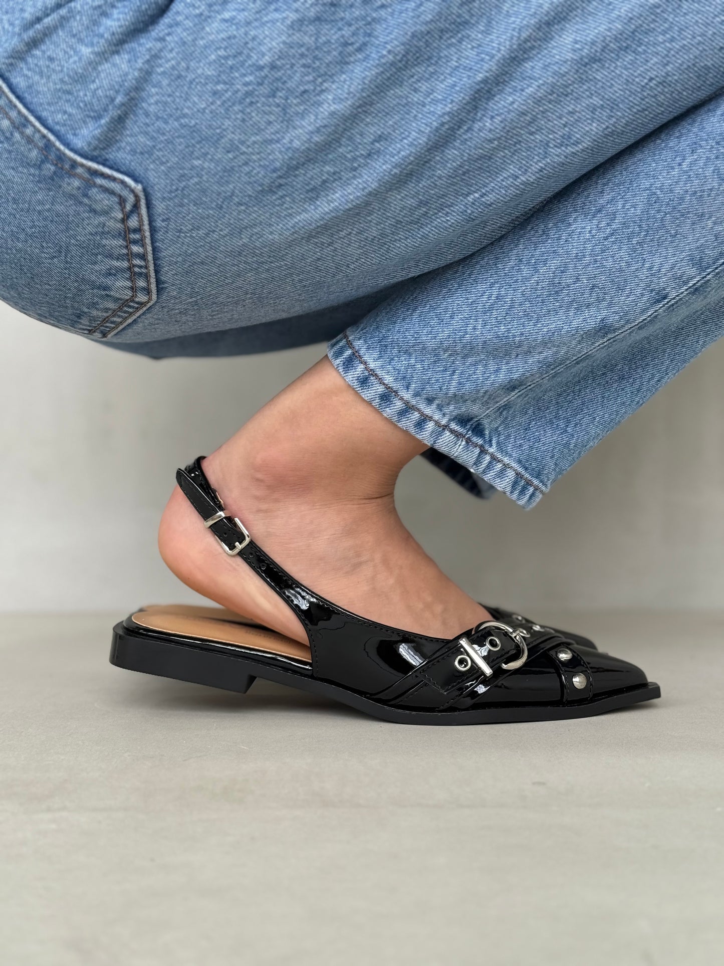 14095 - Zapatos Slingback en Charol Negro con Hebillas