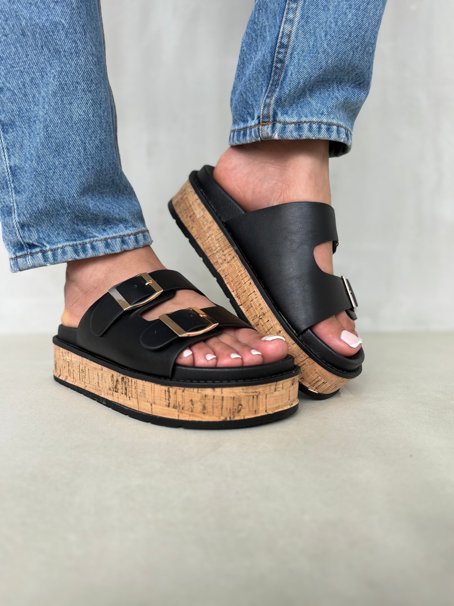 14353 – Sandalias Negras con Plataforma de Corcho y Hebillas Doradas