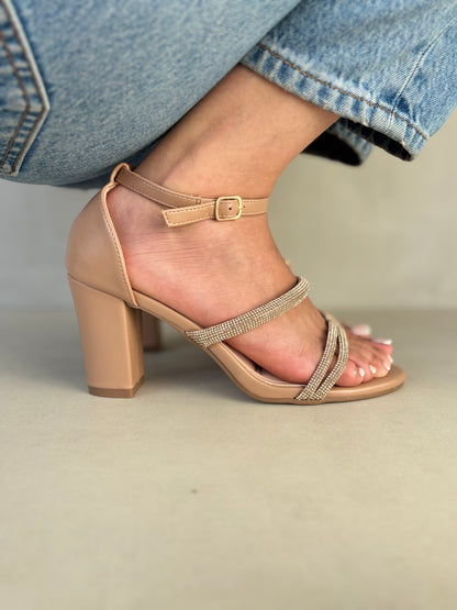 14332 – Sandalias nude con tiras brillantes y tacón cuadrado para dama