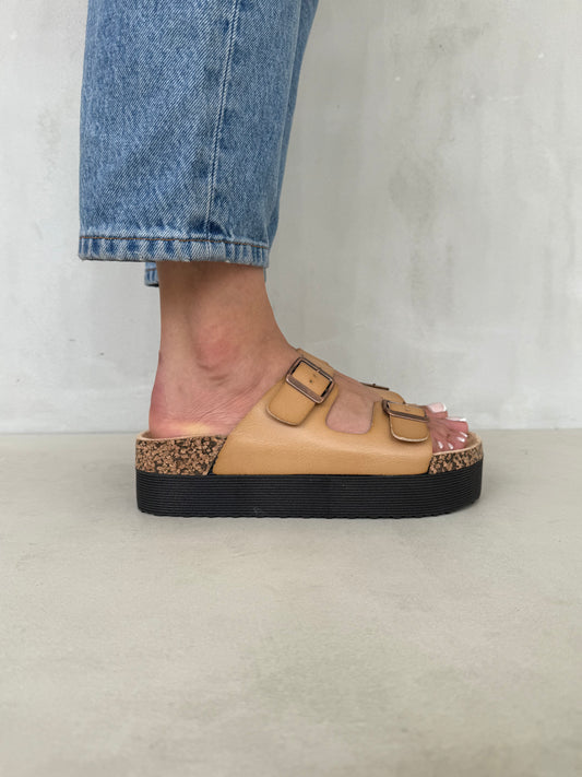 14283 – Sandalias taupe de plataforma con hebillas metálicas para dama