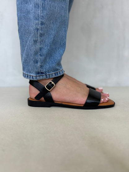 14410 – Sandalias Negras con Hebilla Dorada y Suela Baja