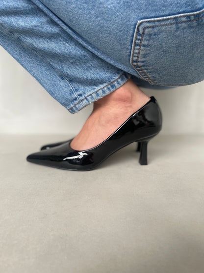 14423 – Tacones Negros de Charol con Punta Fina y Tacón Delgado