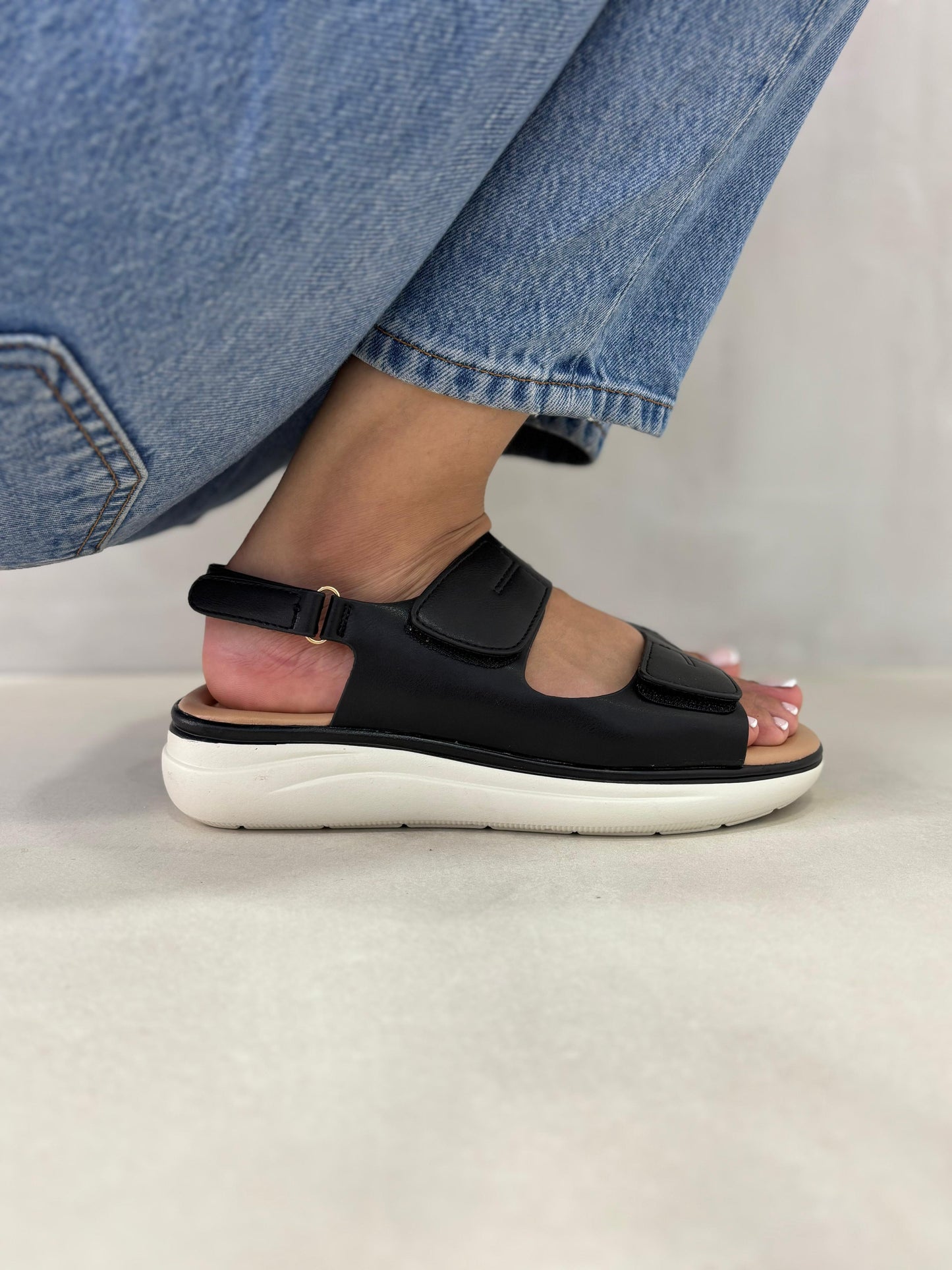 14356 – Sandalias Negras con Plataforma Ergonómica y Cierre Ajustable