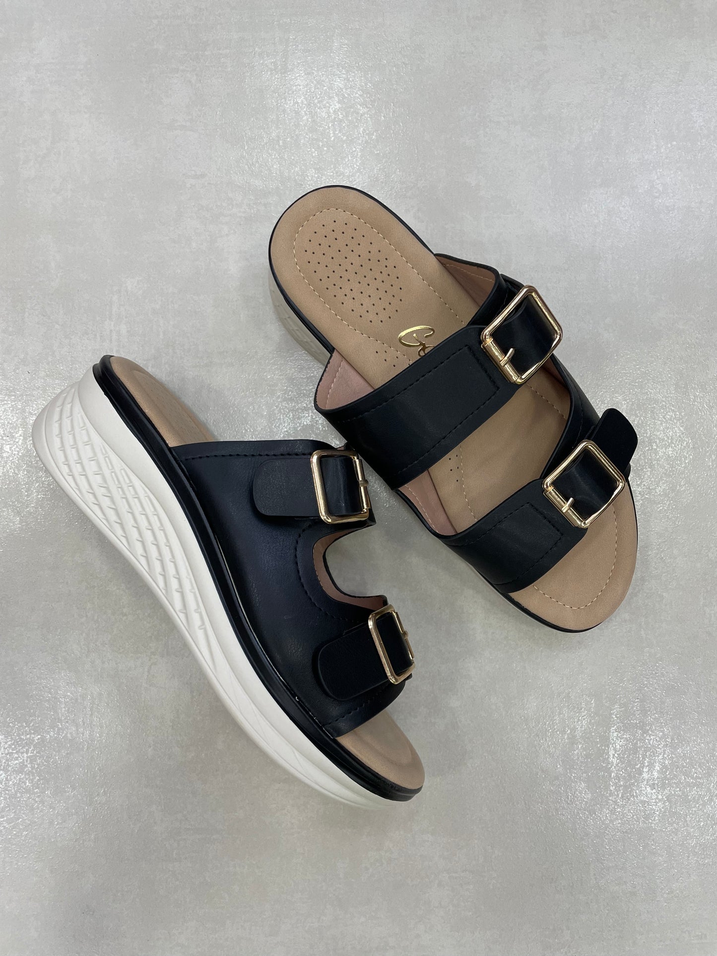 14365 – Sandalias con plataforma y hebillas doradas color negro para dama