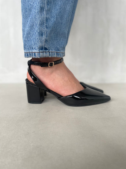 14251 – Zapatos negros de charol con pulsera y tacón cuadrado para dama