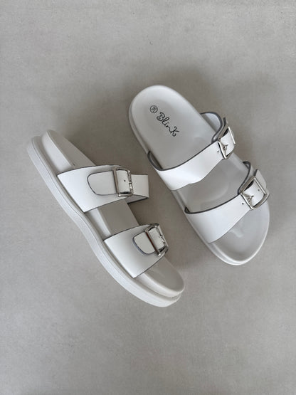 14491 – Sandalias Blancas con Hebillas Metálicas