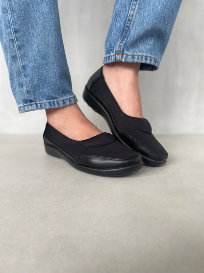 13095 – Zapatos Negros Tejidos con Suela Ergonómica
