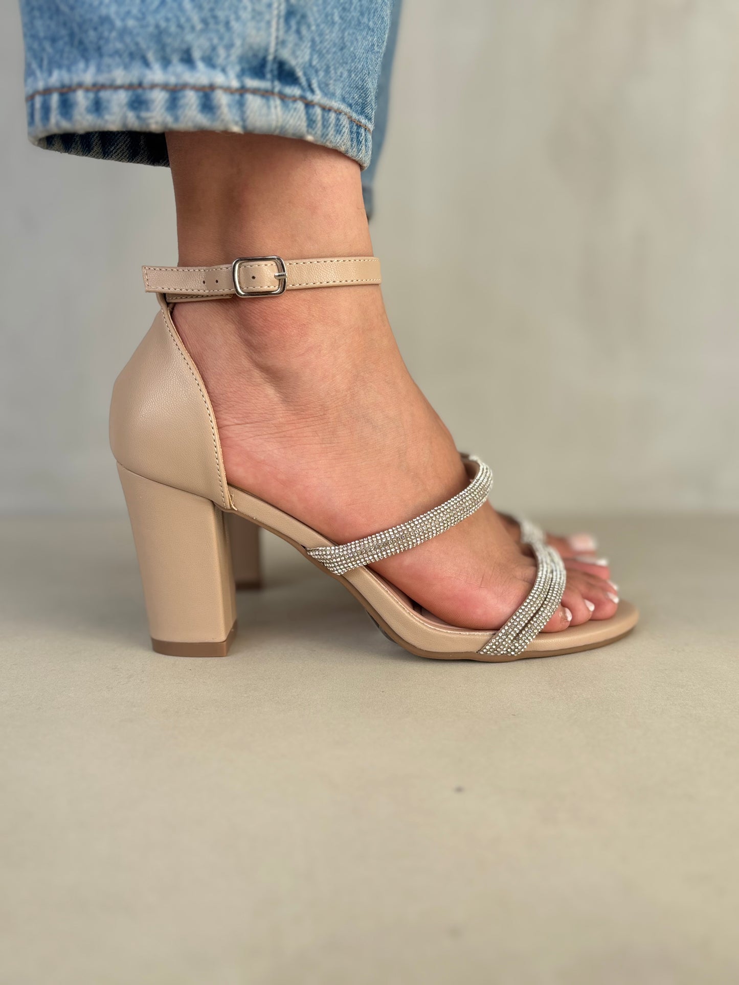 14329 – Sandalias beige con tiras brillantes y tacón alto para dama