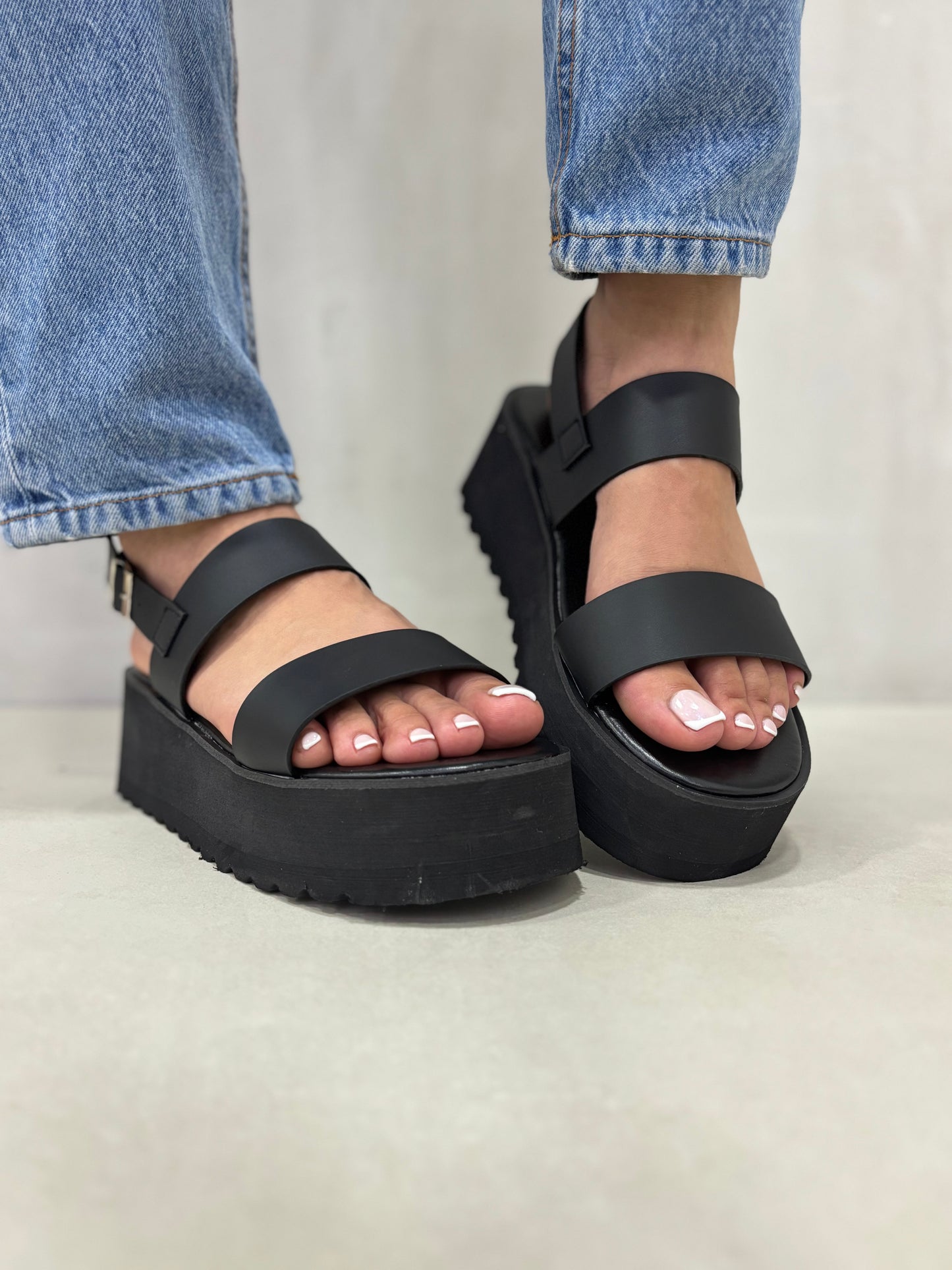 14269 – Sandalias Negras con Plataforma Alta y Hebilla Metálica