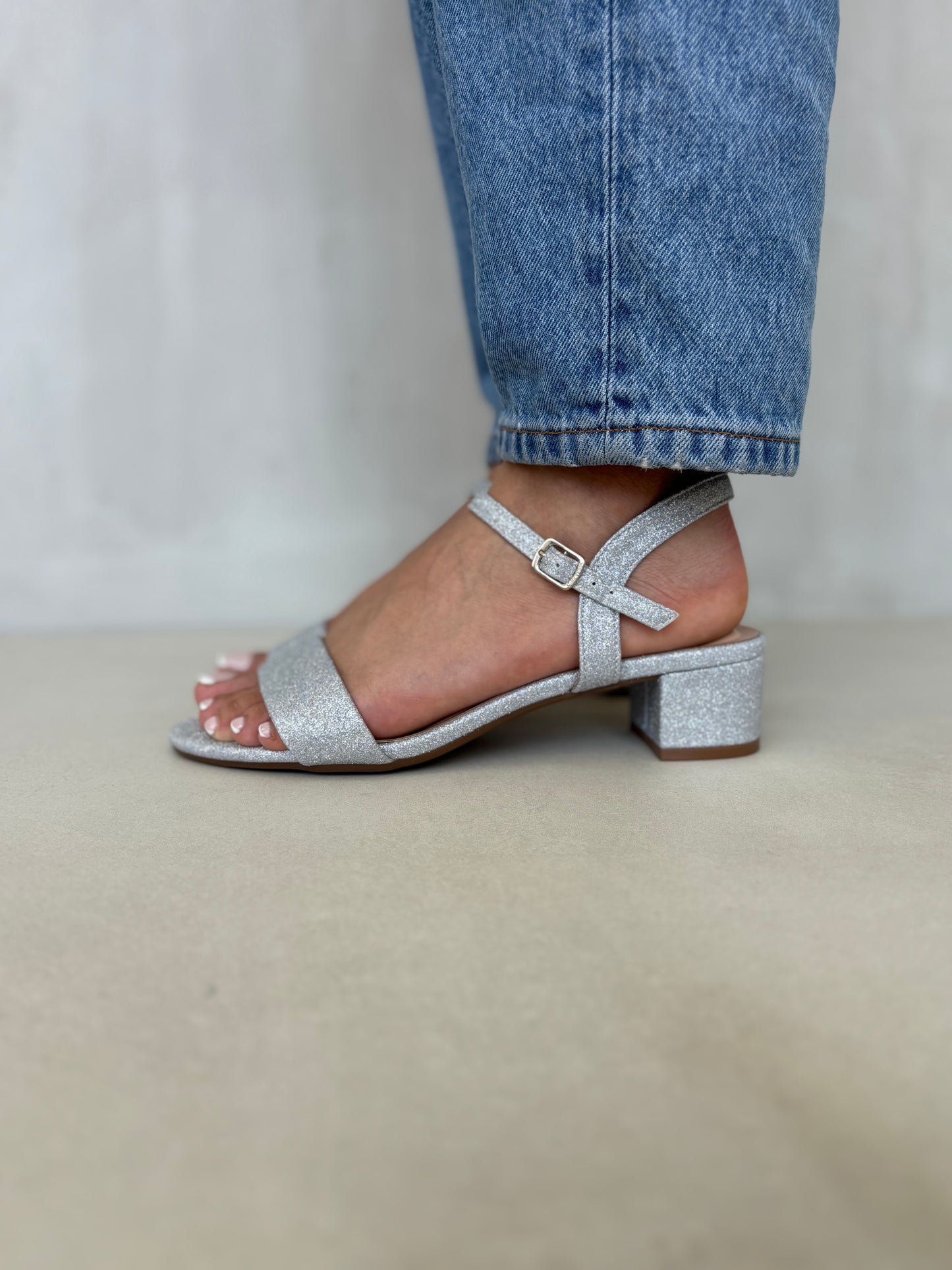14248 – Sandalias plateadas con glitter y tacón bajo para dama