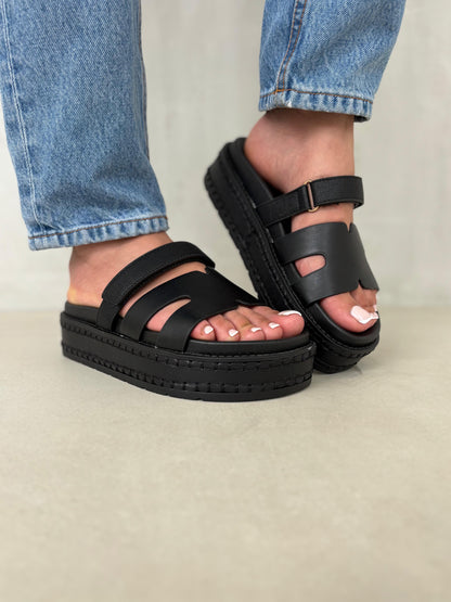 14344 – Sandalias Negras con Plataforma y Detalle de Costura Decorativa