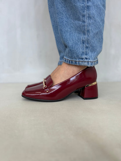 14257 – Zapatos burdeos de tacón medio con acabado charol y detalle dorado para dama