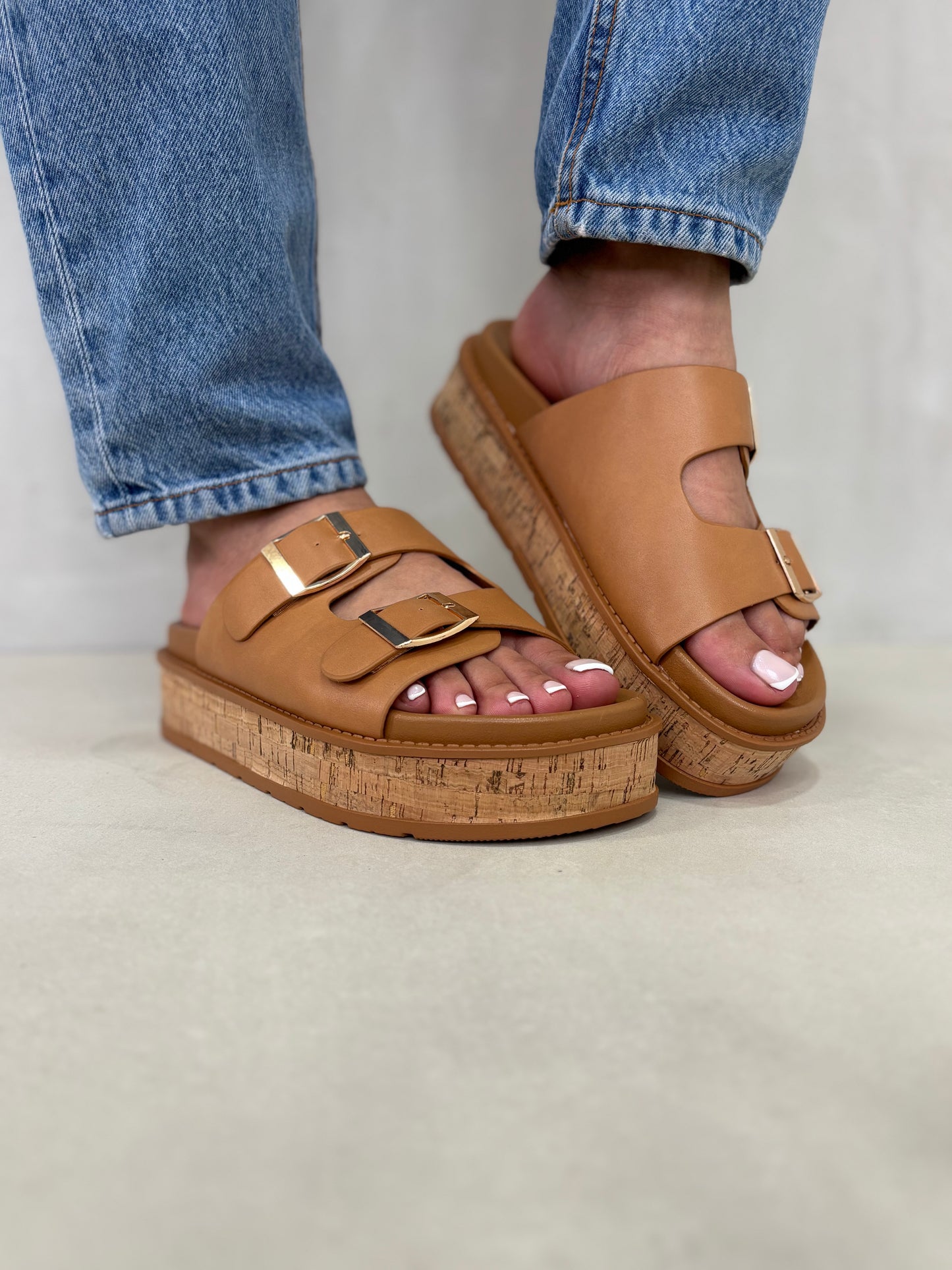 14351 – Sandalias Camel con Plataforma Alta y Detalles de Costura Blanca