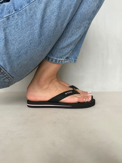 14389 – Chancletas Negras con Detalle Rosa