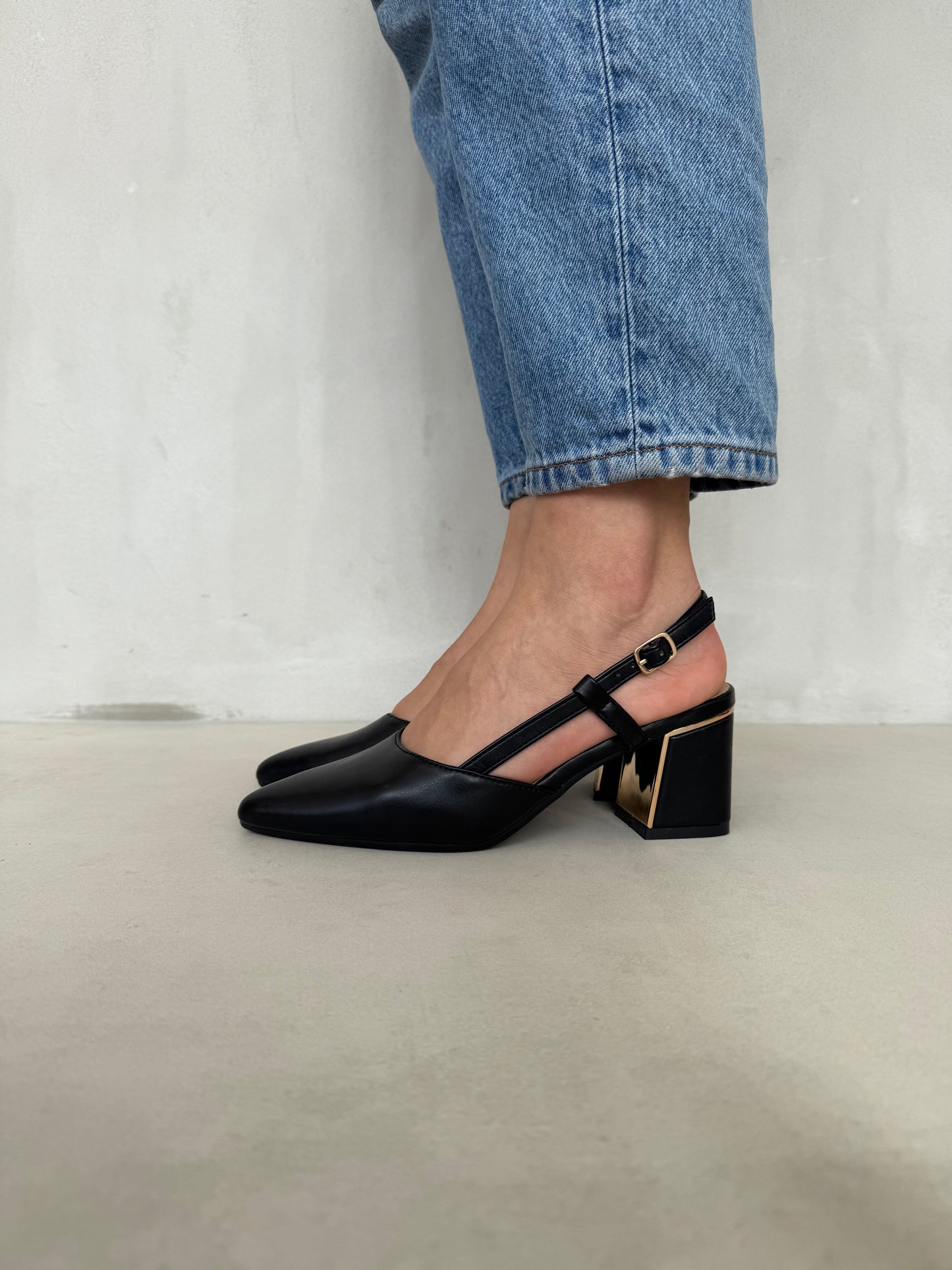 14342 – Zapatos de tacón negro con tiras cruzadas y pulsera ajustable para dama