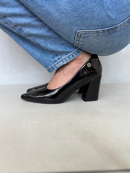 14254 – Zapatos negros de charol con tacón alto cuadrado para dama