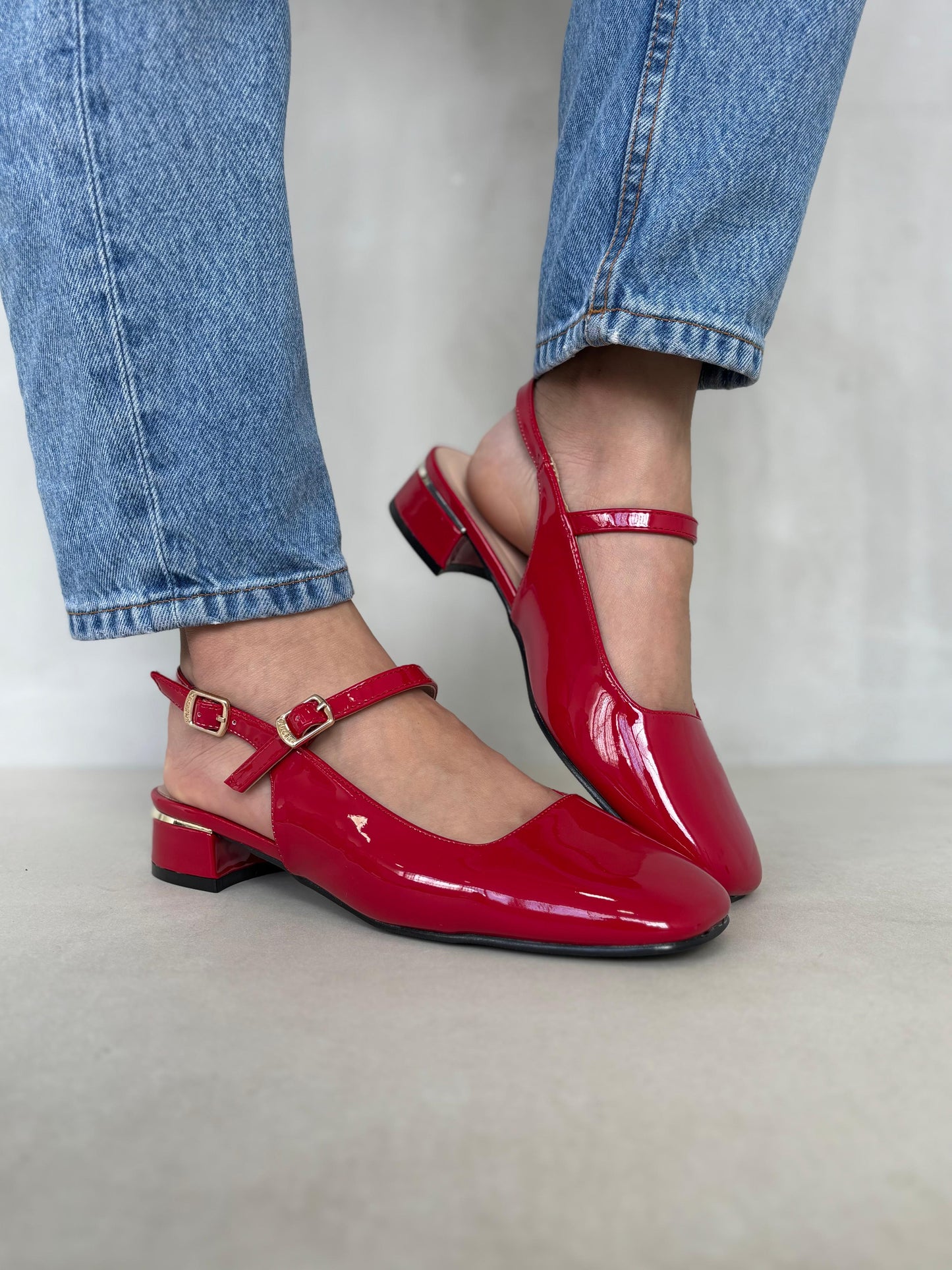 14063 - Zapatos Slingback en Charol Rojo con Tacón Bajo