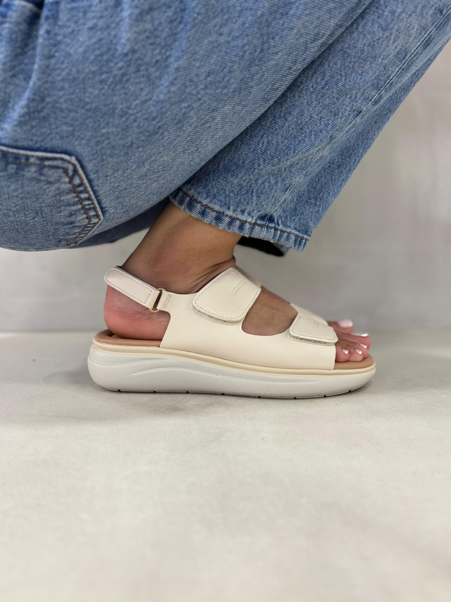 14358 – Sandalias Beige con Plataforma Ergonómica y Cierre de Velcro