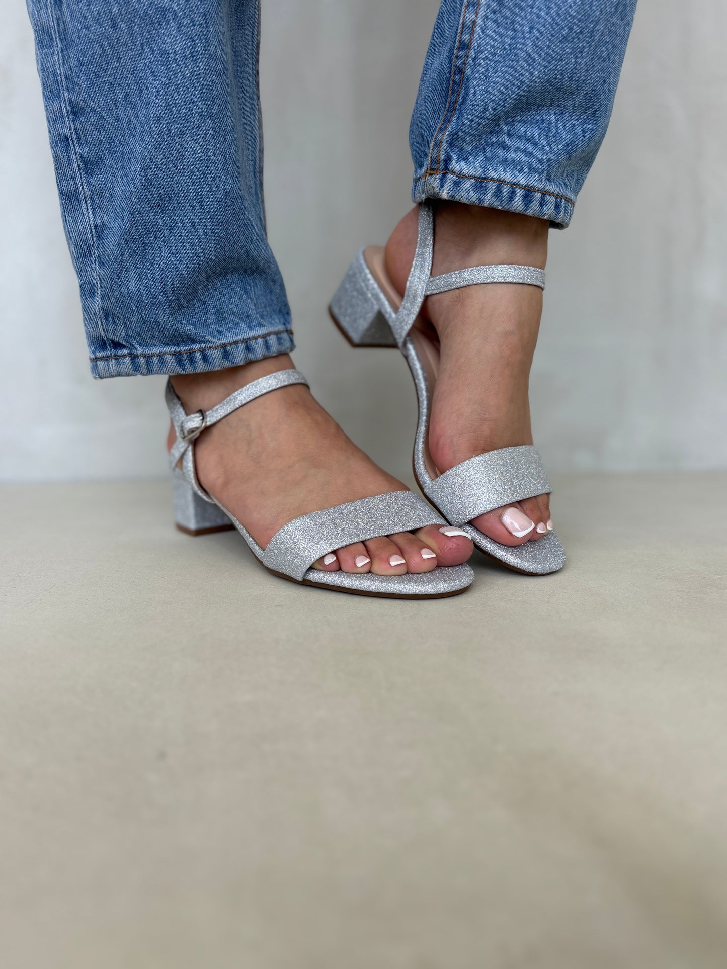 14248 – Sandalias plateadas con glitter y tacón bajo para dama