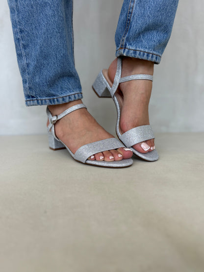 14248 – Sandalias plateadas con glitter y tacón bajo para dama