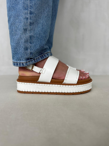 14352 – Sandalias Camel con Plataforma Alta y Detalles de Costura Blanca