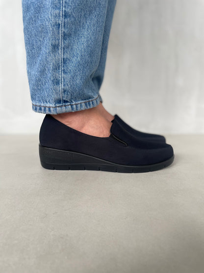 14084 – Zapatos Slip-On Negros Tejidos con Plataforma Ligera