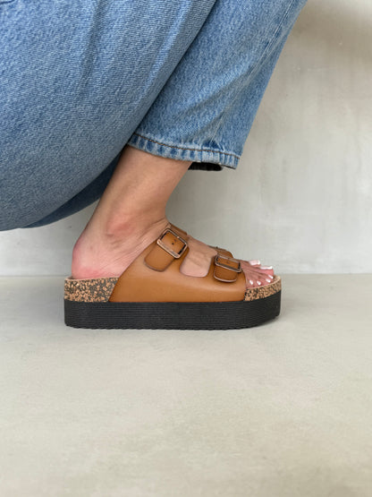 14282 – Sandalias khaki con plataforma y doble hebilla para dama