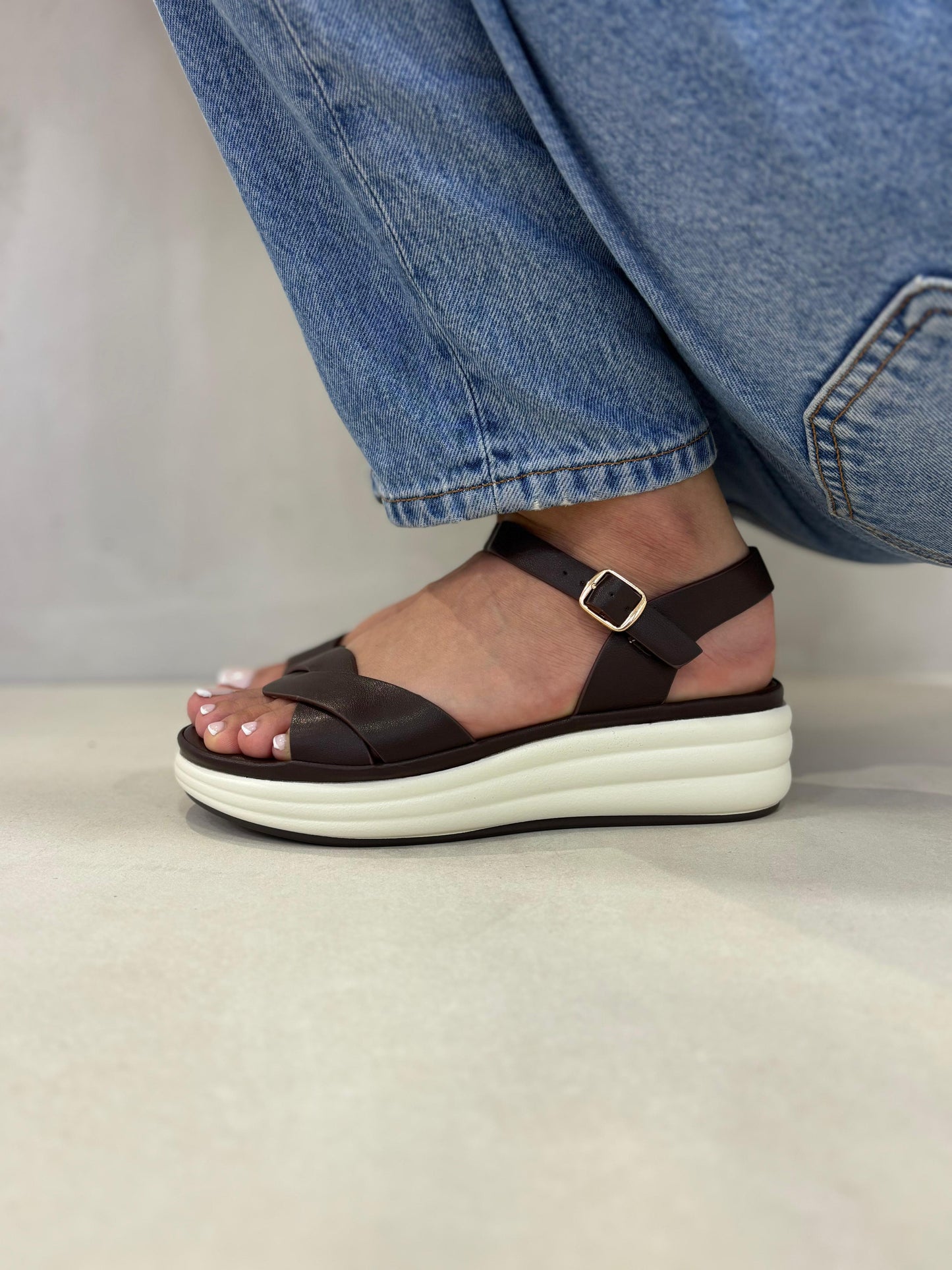 14325 – Sandalias Café con Plataforma Bicolor y Hebilla Ajustable