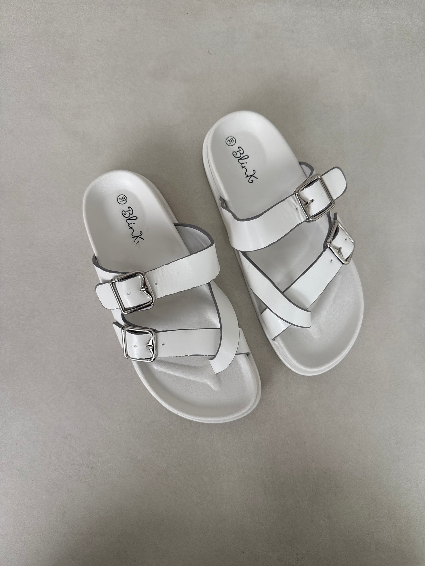 14495 – Sandalias Blancas con Hebillas Metálicas y Suela Ergonómica