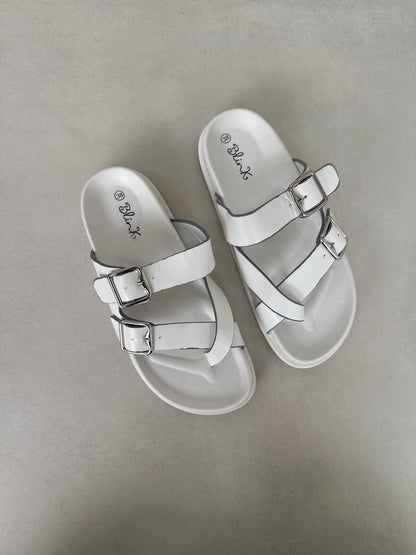 14495 – Sandalias Blancas con Hebillas Metálicas y Suela Ergonómica